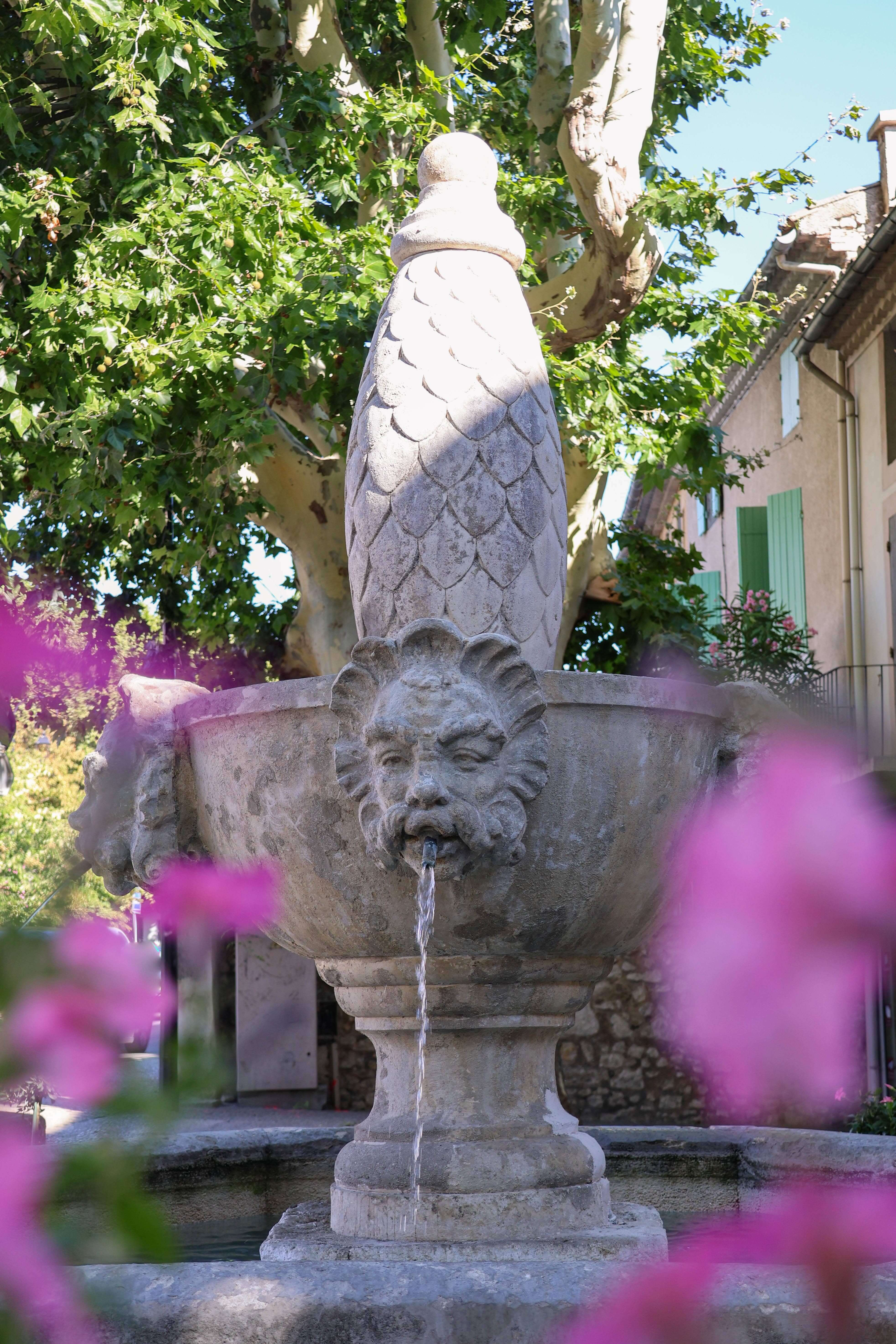 Fontaine avec un visage humain